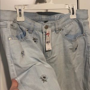 Cropped Floral Appliqué Jeans